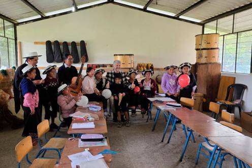 <i>El director de Diario JAÉN, Juan Espejo, en la clase de música de la Comunidad Educativa “Inti Raymi” de Las Lagunas, Saraguro (Ecuador).</i>