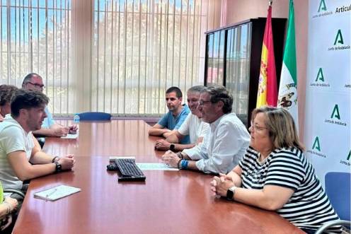 <i>Reunión con asociaciones de vecinos para informarles de las obras de mejora del firme en la carretera de circunvalación. / Junta de Andalucía. </i>