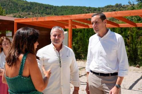 <i>Visita a los alojamientos turísticos situados en el paraje de Navalcán. / Diputación de Jaén. </i>