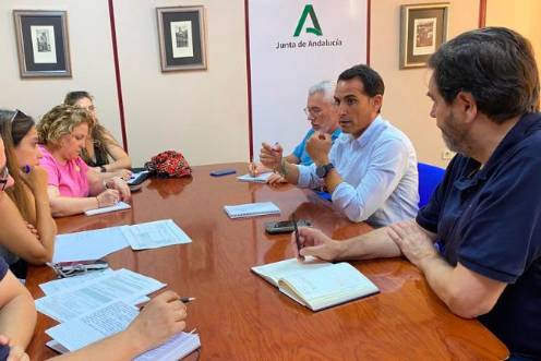 <i>El delegado de Educación, Francisco Solano (2d), en la reunión con representantes de Fampa Los Olivos. / Junta de Andalucía. </i>