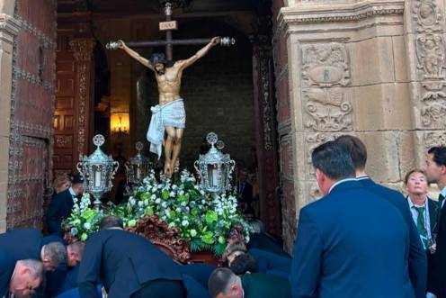 <i>Salida del Cristo de la Vera Cruz del templo. / Isabel Aranda / Diario JAÉN. </i>