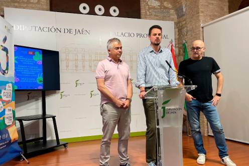 <i>Emilio Torres, Francisco Javier Lozano y José Molina durante la presentación. / Diputación de Jaén.</i>