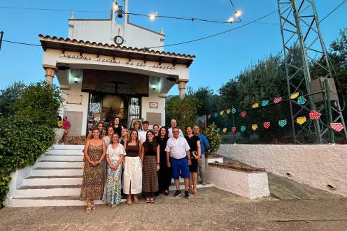 <i>Parte de la Corporación Municipal y vecinos, durante el pregón de las fiestas de Puerto Alto. / Ayuntamiento de Jaén. </i>