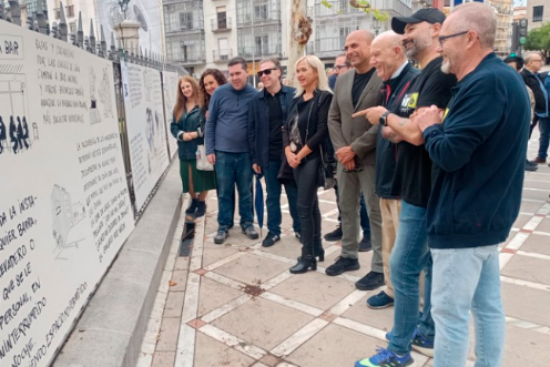 <i>Visita institucional al tradicional exposición, instalada en la verja de la Diputación. / Ayuntamiento de Jaén. </i>