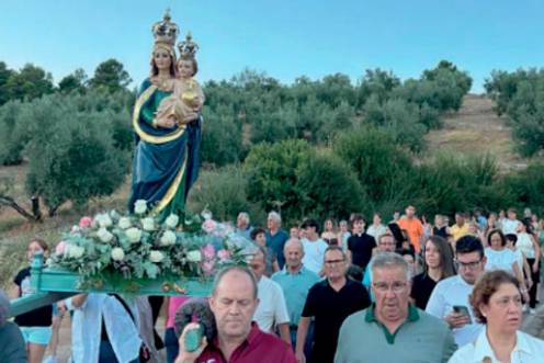 <i>Bajada de la Virgen del Campo junto a sus fieles creyentes. / Ana Isabel Bravo / Diario JAÉN. </i>