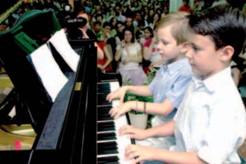 <i>Un grupo de niños de la escuela “Maestro Cebrián” interpreta una pieza con diferentes instrumentos. / Archivo Histórico de Diario JAÉN.</i>