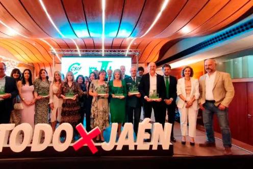 <i>Foto de familia de todos los premiados y organizadores de la gala de los II Premios “Jaén por el Empleo Público”. / F. Gaitán / Diario JAÉN.</i>