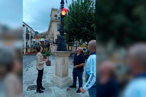 <i>El alcalde de Cazorla, José Luis Olivares, observa una de las cámaras instaladas junto a otros responsables municipales. / Europa Press. </i>