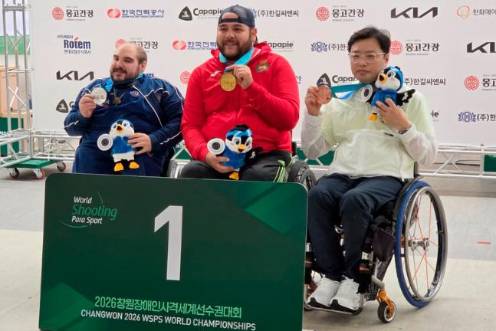 <i>El italiano Davide Franceschetti, el jiennense Carlos Linares, que exhibe su medalla de oro y el coreano, Jungnam Kim. </i>