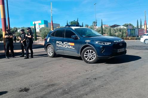 <i>Agentes de la Policía Nacional custodian el acceso principal. Archivo. / F. Gaitán / Diario JAÉN.</i>