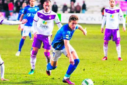 <i>Corpas realiza una jugada en un partido con el Linares Deportivo ante el Real Jaén en la campaña 2016/2017.</i>