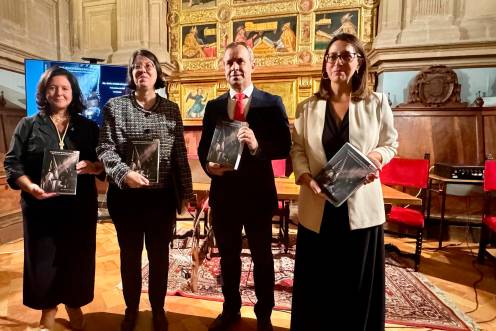 <i>Julio Millán y África Colomo participan junto a la autora en la presentación de la obra “Nazarenos Blanquinegros”, editada con motivo de los 100 años de la hermandad. / Ayuntamiento de Jaén. </i>