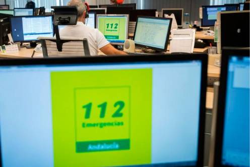 <i>Operadores trabajando en la sala de control del servicio de Emergencias 112 Andalucía. / EMA 112. </i>