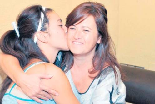 <i>Marina abrazando a su madre tras volver a casa. / Archivo histórico Diario JAÉN. </i>