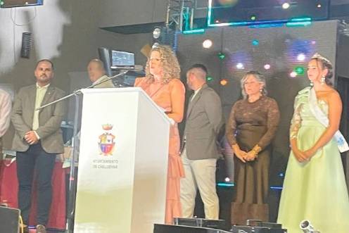 <i>La pregonera comparte sobre el escenario su discurso al resto de presentes como inicio de las fiestas patronales del municipio. / Ana Lechuga / Diario JAÉN. </i>