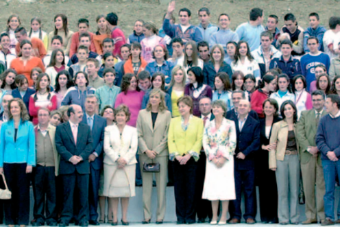 <i>La Infanta Doña Cristina posa en el centro de la fotografía junto a la alcaldesa de Los Villares, Carmen Anguita, entre otras personalidades y alumnos del instituto “La Pandera”. / Archivo histórico Diario JAÉN. </i>