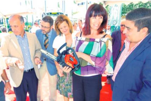 <i>Micaela Navarro, en el centro, se dispone a acariciar un caballo, en compañía de otros responsables políticos. / Diario JAÉN. </i>