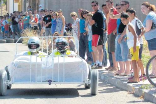 <i>Un vehículo en la carrera de los autos locos. / Archivo histórico Diario JAÉN. </i>