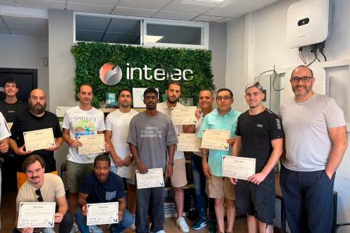 <i>Entrega de los diplomas a los alumnos y monitor en el curso de energías renovables. / Ayuntamiento de Jaén.</i>