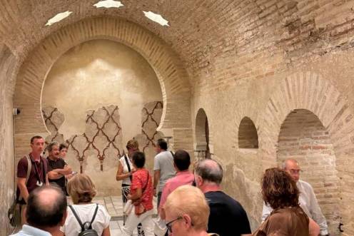<i>Un grupo de visitantes en los Baños Árabes de Jaén. / Diputación de Jaén. </i>