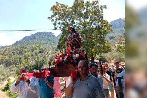 <i>Momentos de la procesión con un paisaje serrano de olivares y pinares. / Juan Rafael Hinojosa / Diario JAÉN</i>