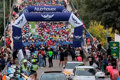 <i>Un mar de ciclistas se agolpa bajo el arco de meta antes del comienzo de una emocionante carrera en un entorno natural. / Nutrinovex. </i>