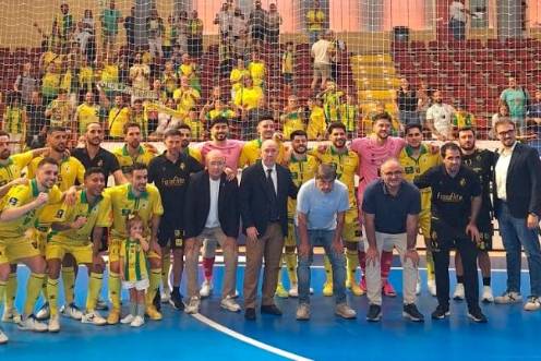 <i>Los jugadores, el cuadro técnico y los directivos celebran la victoria ante el Córdoba Patrimonio de la Humanidad. </i>