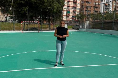 <i>Beatriz López en la pista exterior de fútbol sala. / Ayuntamiento de Jaén. </i>