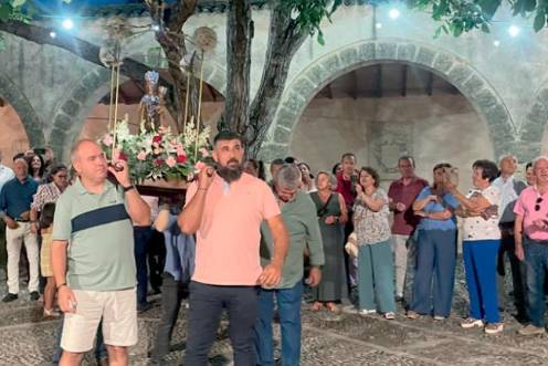 <i>Procesión de la Virgen coronada, arropada del cariño de sus vecinos. / Ana Lechuga / Diario JAÉN. </i>