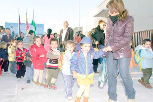 <i>Niños y niñas acudieron ayer puntuales a su primera cita con las aulas del nuevo colegio público Cándido Nogales. / Archivo histórico Diario JAÉN. </i>