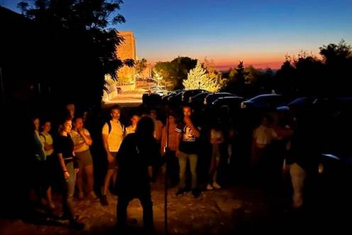 <i>Medio centenar de personas participa en la jornada nocturna de senderismo “Jaén no duerme en verano”. / Ayuntamiento de Jaén. </i>