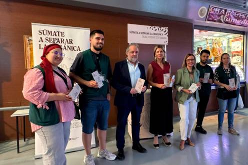 <i>Isabel Cano-Caballero y María del Carmen Angulo visitan el mercado de San Francisco para presentar la campaña. / Ayuntamiento de Jaén.</i>