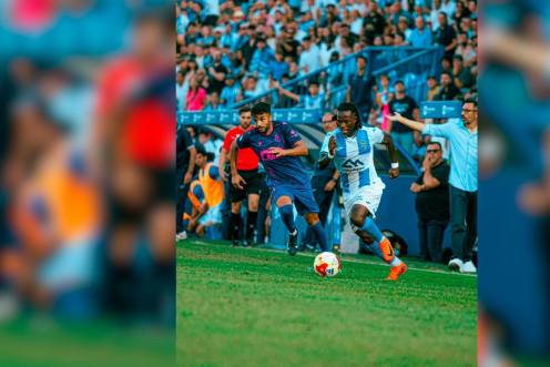 <i>El extremo senegalés Moha Keita avanza por la banda ante el jugador del Real Jaén y futuro compañero Moha, en la vuelta de la eliminatoria final del play off de ascenso a Primera RFEF. / Real Jaén CF. </i>