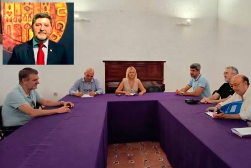 <i>Última reunión de la Comisión Instructora del Expediente de Nombramiento de Cronista Oficial de la Ciudad de Jaén y, en la parte superior, Juan Carlos Castillo.</i>