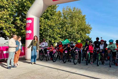 <i>Salida de la sexta edición de la Fiesta de la Bicicleta de Cadena 100 en las inmediaciones de la plaza Empresario Diego Torres. / Ayuntamiento de Jaén. </i>