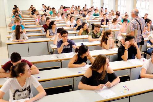 <i>Alumnos hacen la PAU en Andalucía. Archivo.</i>
