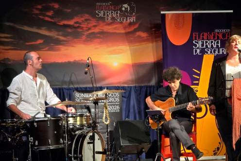 <i>Las actuaciones de Ana Beatriz, Ensemble Mediterráneo y Omar Acosta en la Peña Flamenca de Arroyo del Ojanco llena de público. </i>