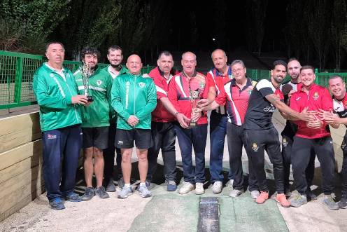 <i>Podio de los tres primeros clasificados de la Liga Nacional de bolo andaluz masculina, disputada en Cazorla.</i>