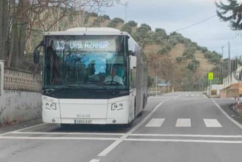 <i>Un autobús urbano a su paso por Puente Jontoya. / Psoe de Jaén / Europa Press.</i>