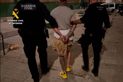 <i>La Guadia Civil detiene a tres hombres implicados en el tiroteo de Isla Cristina / Guardia Civil. </i>