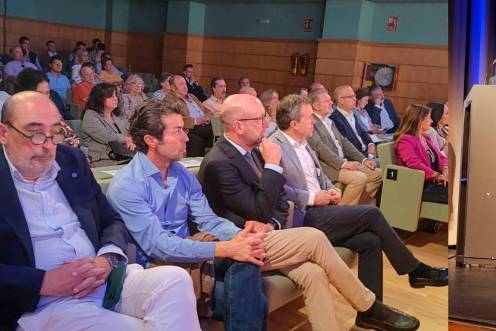 <i>Primera fila del Teatro Darymelia y el torero Curro Vázquez sobre las tablas del Darymelia. / Ana Lechuga / Diario JAÉN.</i>