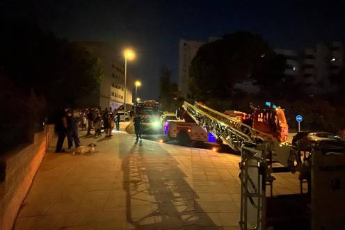 <i>Efectivos intervienen en el incendio en una vivienda en Benalmádena en el que han fallecido dos menores. / Ayuntamiento de Benalmádena.</i>