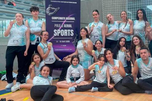 <i>Las jóvenes componentes del equipo sostienen orgullosas sus medallas clasificatorias. / </i>Shara Pole Studio.