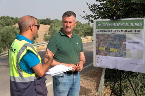 <i>José Luis Agea presenta el proyecto de obra de la JA-4108, acompañado del alcalde deLupión, Gonzalo Rus. / Diputación de Jaén.</i>