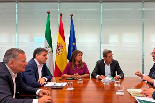 <i>La alcaldesa de Linares, Auxi del Olmo, y el consejero Jorge Paradela, en la reunión sobre Aemsa Santana. / Ayuntamiento de Linares. </i>