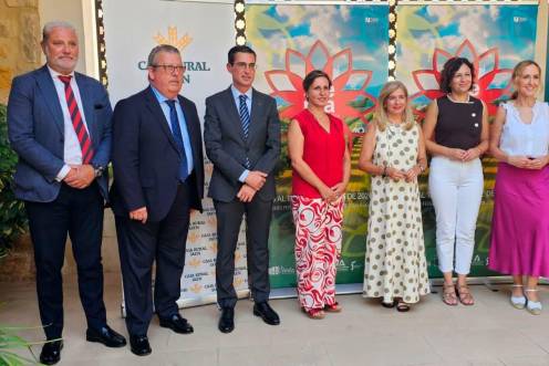 <i>Durante la presentación en la que ha participado, Soledad Aranda, junto a autoridades y representantes de las entidades colaboradoras. / Junta de Andalucía. </i>