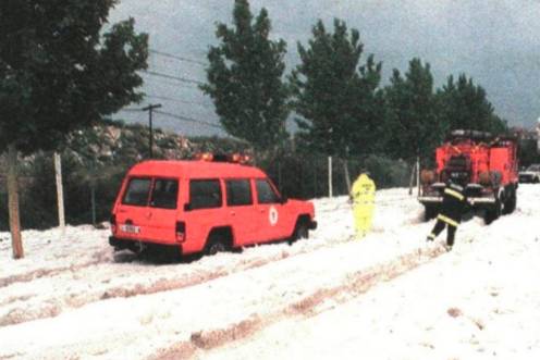 <i>Un vehículo de Bomberos socorre a unos compañeros atrapados entre el granizo en Las Fuentezuelas. / Archivo Histórico de Diario JAÉN.</i>
