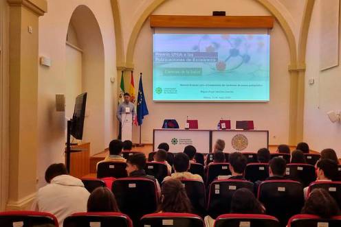 <i>Conferencia sobre nuevas terapias para el tratamiento del síndrome de ovario poliquístico. / UNIA.</i>