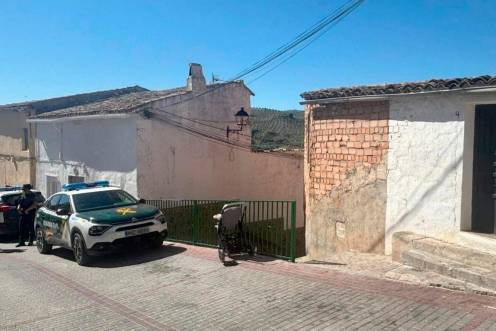 <i>Presencia de la Guardia Civil en la calle de Huelma donde se produjo el tiroteo. / Europa Press.</i>