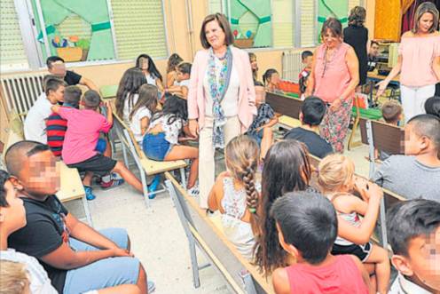 <i>Visita a las escuelas de verano. / Archivo histórico Diario JAÉN. </i>